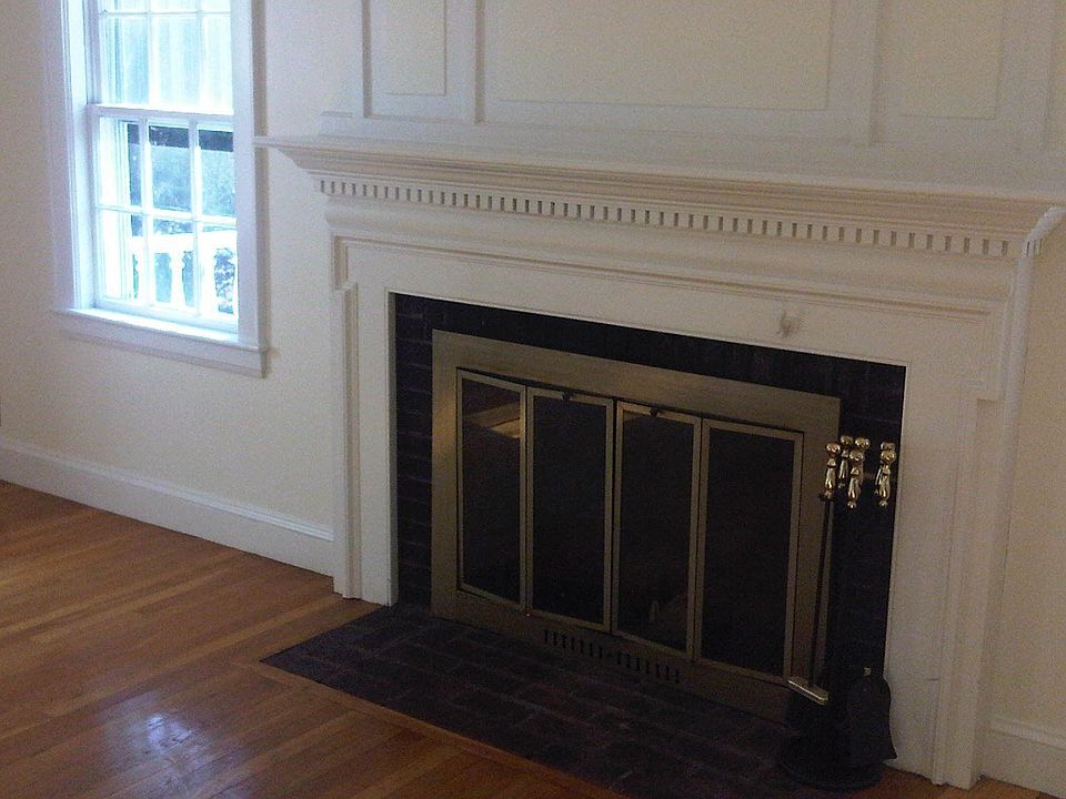 LR fireplace detail