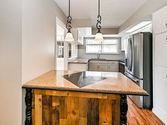 2nd image of 6907 Castleview Ln