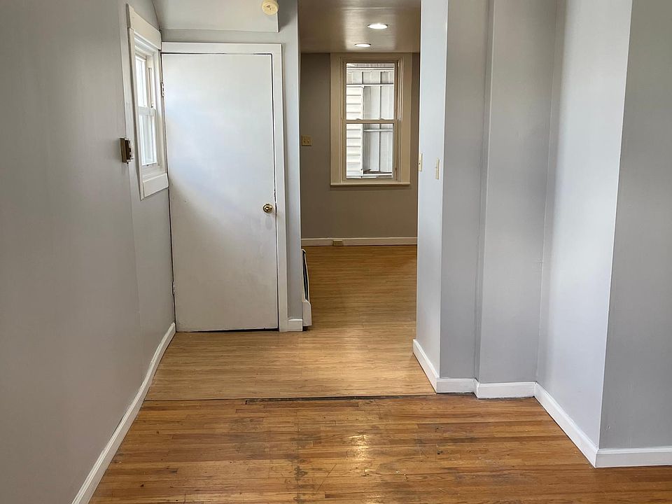 ENTRY TO LIVINGROOM