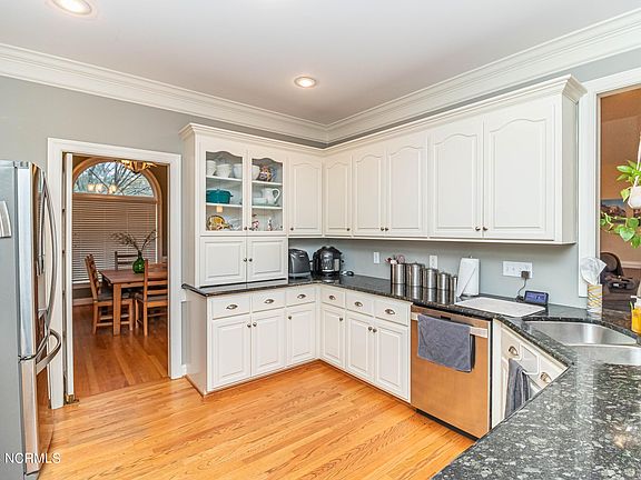 4th image of 111 Sevendales Drive