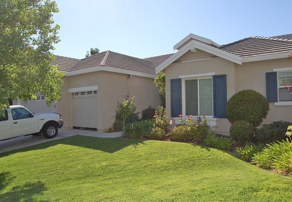 Front w/3-car garage