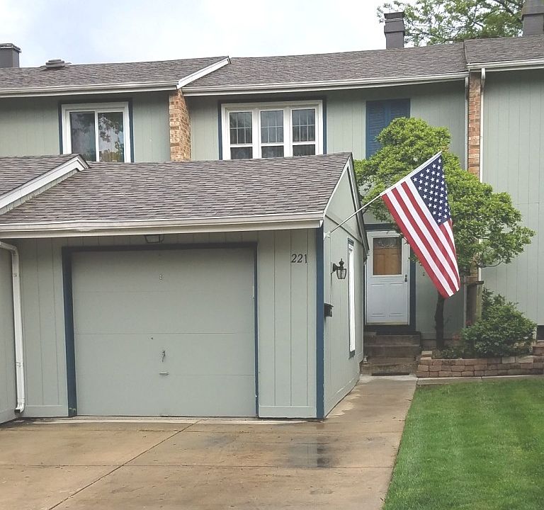 1st image of 221 Willow Ln