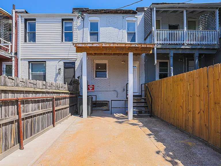 2729 E Monument St — Photo 32