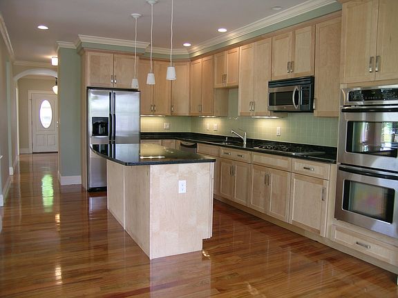 Large Granite Kitchen w/Stainless