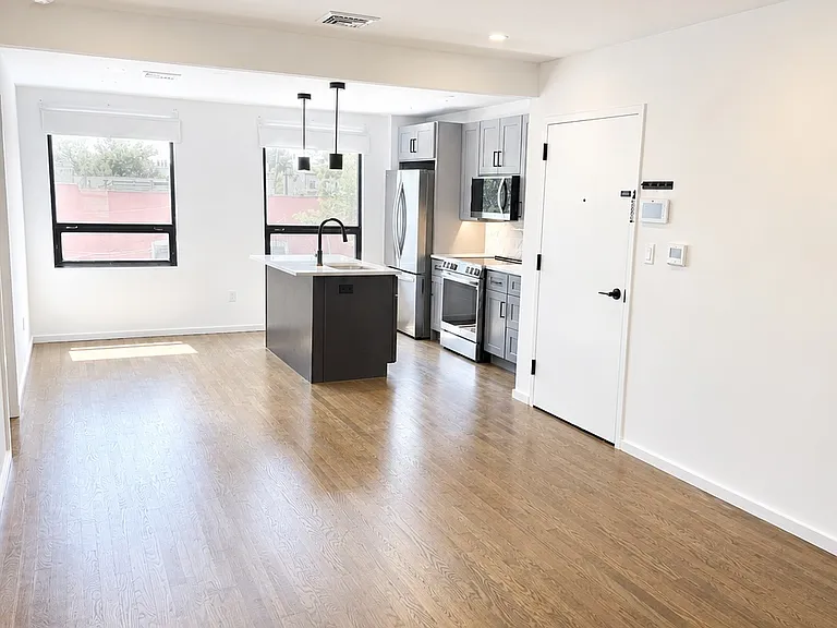 20-01 Steinway St #3 — Photo 2
