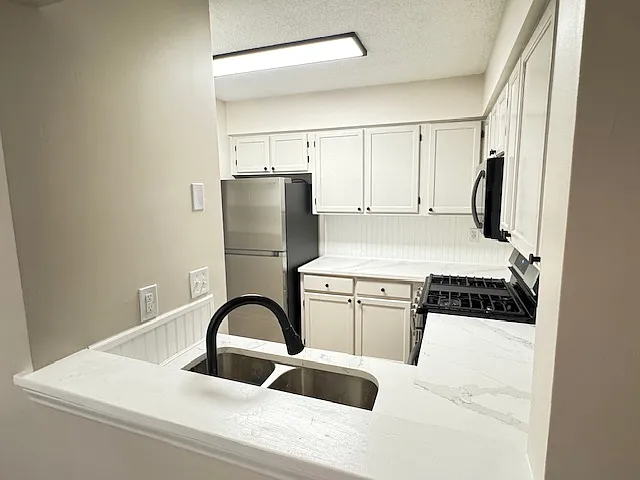 6070 Pinebark Ct — Photo 2