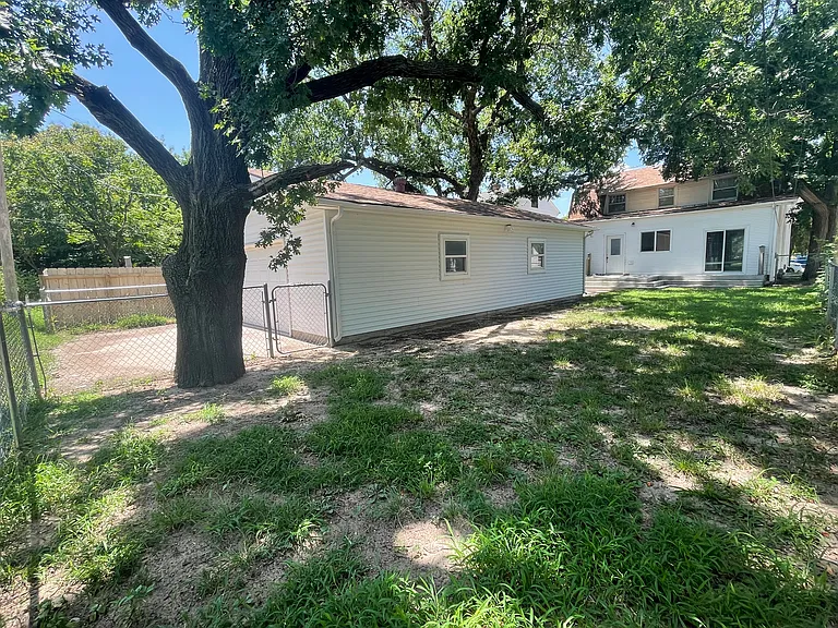 1042 N Amidon Ave — Photo 28