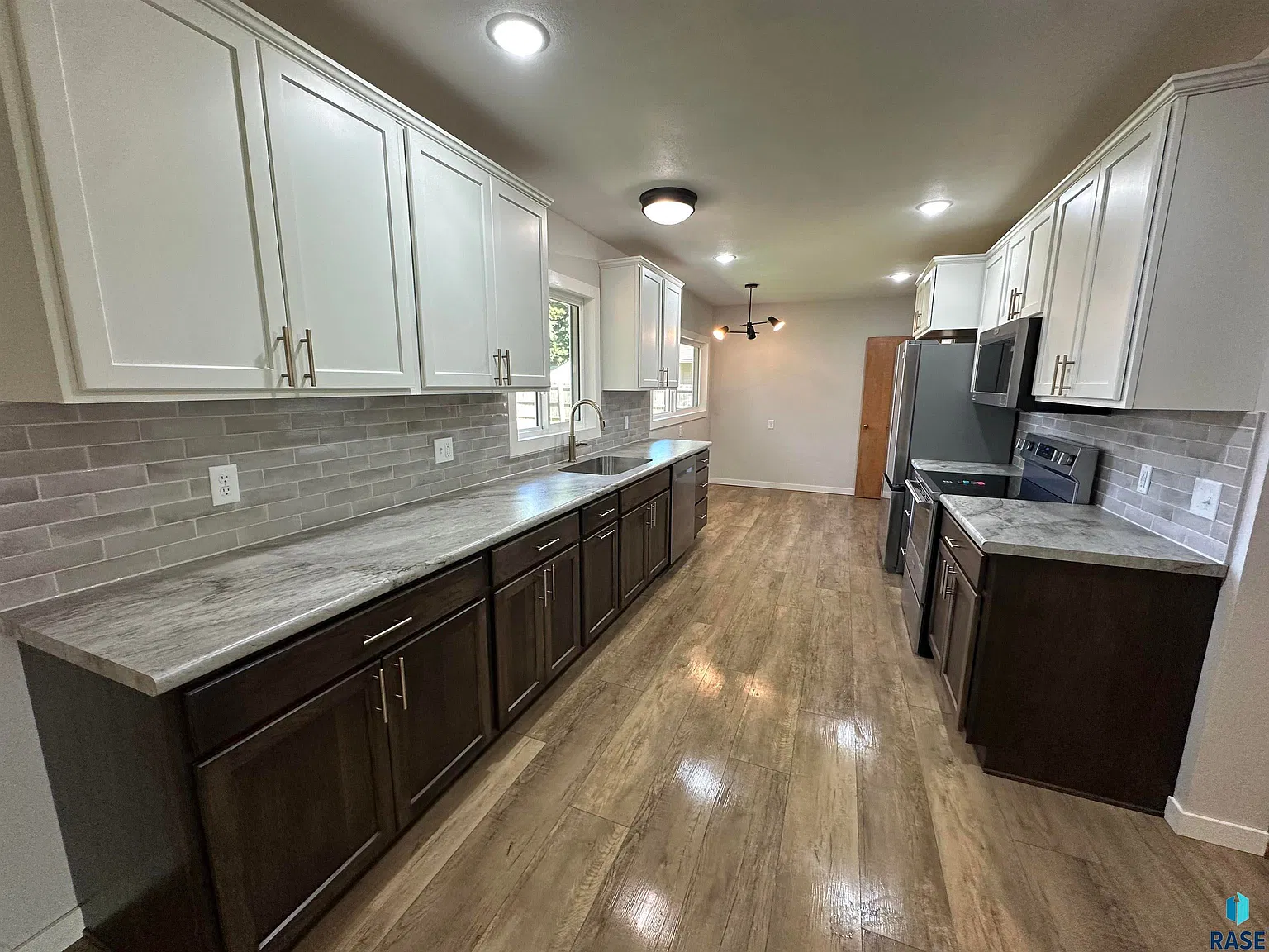3 bed, 1.5 bath, 1350 sqft, $2,000 — Photo 3
