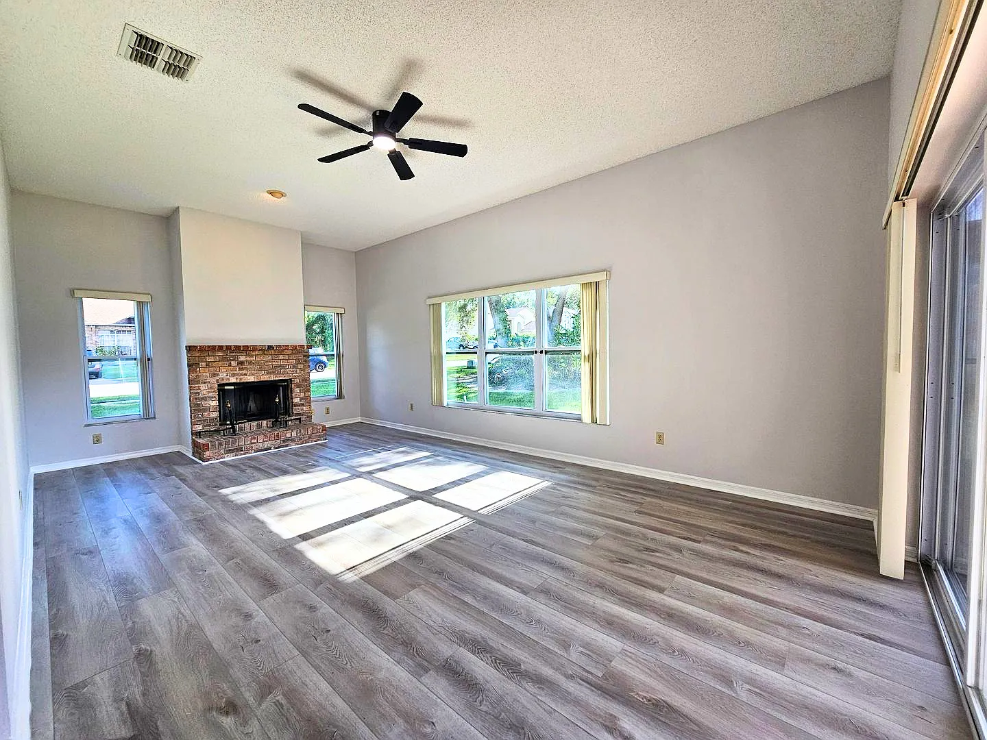 4 bed, 2415 sqft, $2,675 — Photo 4