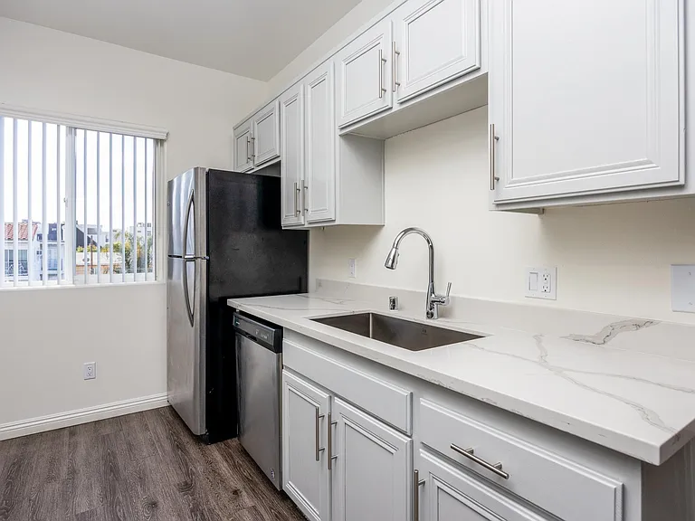 Vinton Court Apartments — Photo 22