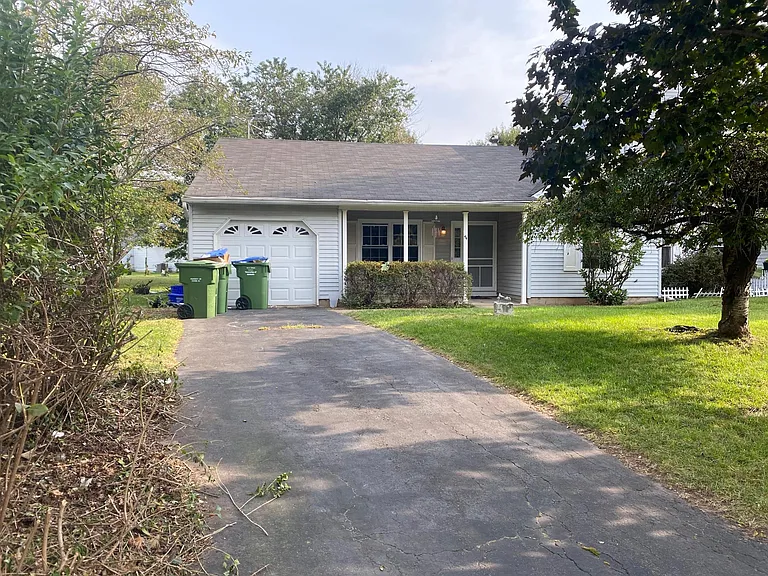 44 Woodbury Rd — Photo 2