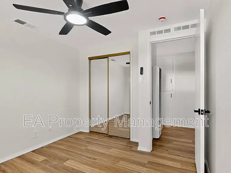 1055 Betts St NE — Photo 28