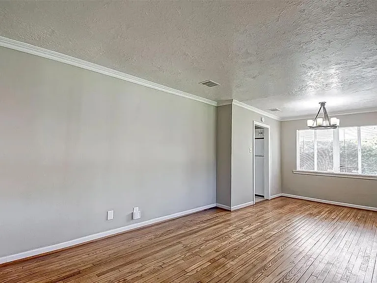 4409 Effie St — Photo 2
