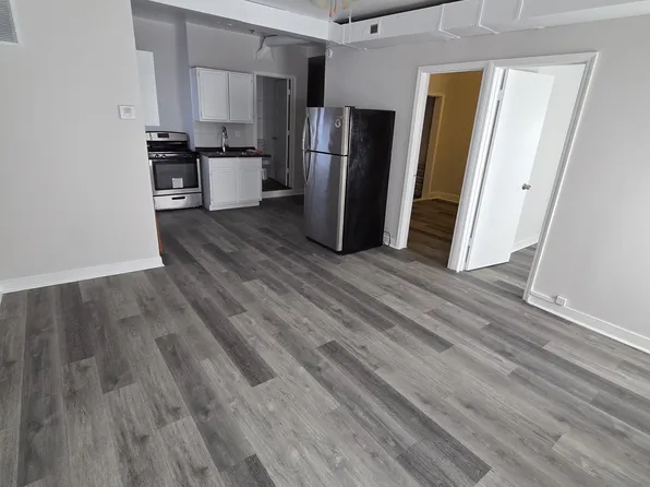 3215 W Cermak Rd, Chicago, IL