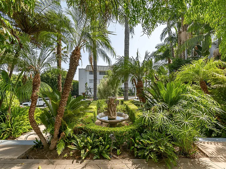 8491 Fountain Ave — Photo 4