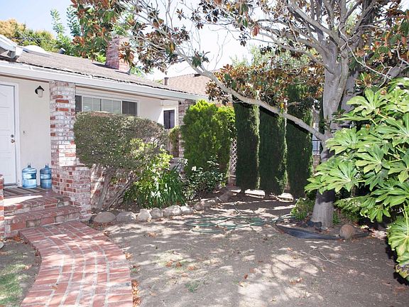 4th image of 825 Bell St