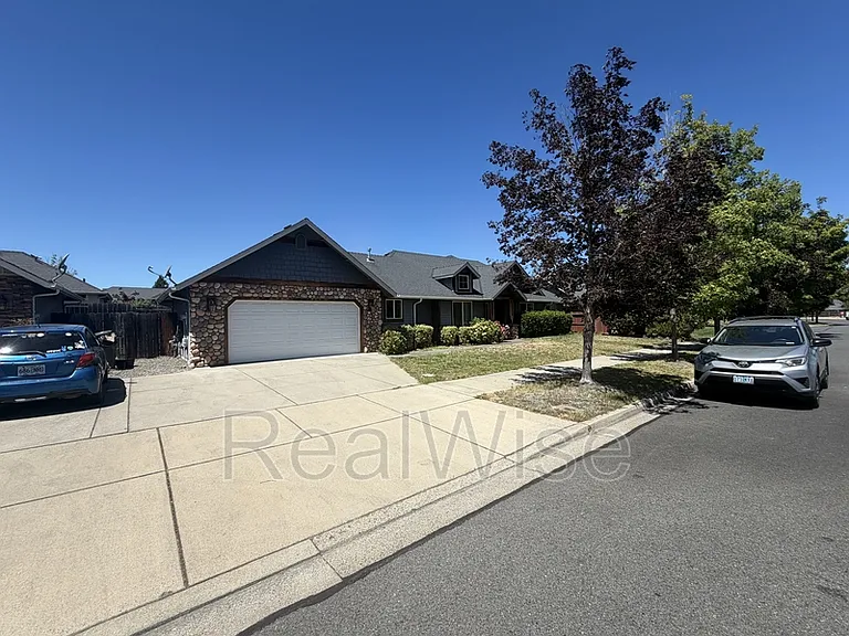 1388 Kellenbeck Ave — Photo 2