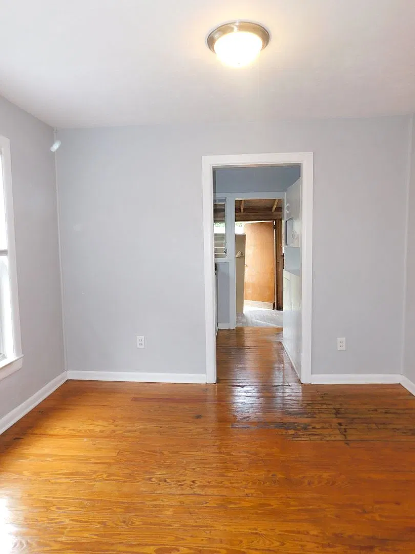 Charming 2 Bedroom! — Photo 3