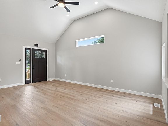 3rd image of 1931 Belle Ave