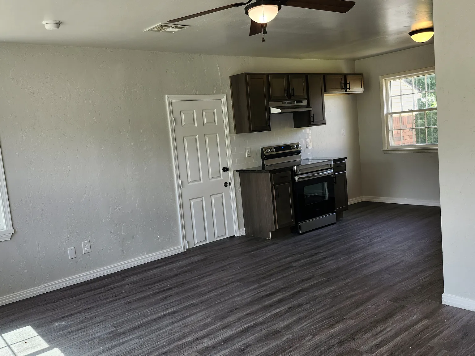 3 bed, 1045 sqft, $1,375 — Photo 3