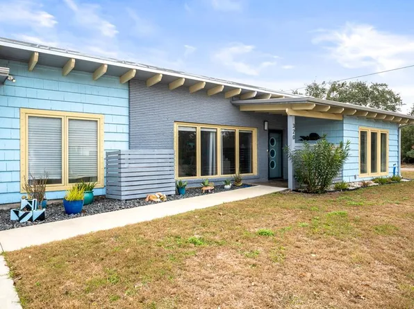 320 Timothy St, Rockport, TX 78382