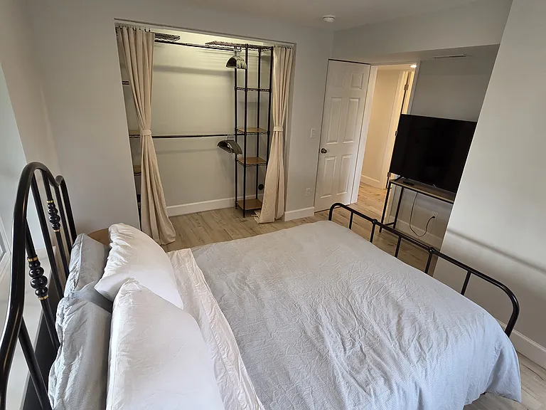 Right bedroom, other view.