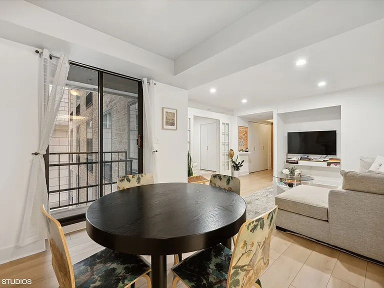 40 E Delaware Pl #705 — Photo 7