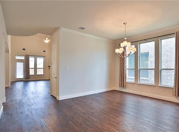 3rd image of 1405 Medina Trl