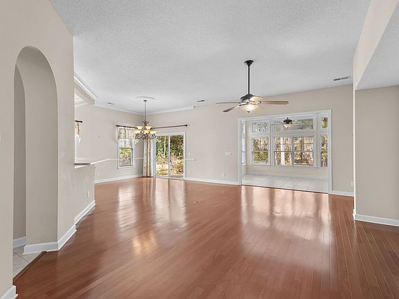 5th image of 242 Barony Pl.