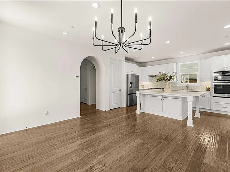 636 E Boxwood Ln — Photo 3