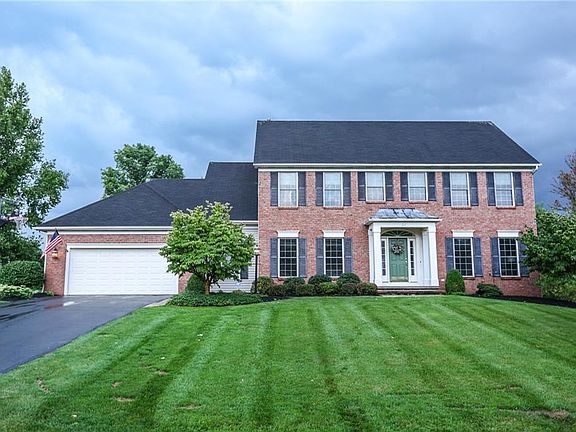 3rd image of 27 Crest Wood Cir