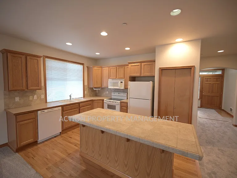 812 E Washington Pl — Photo 9