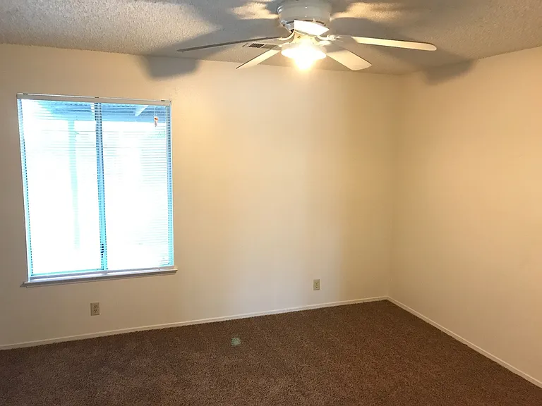5233 W Iris Ct — Photo 4