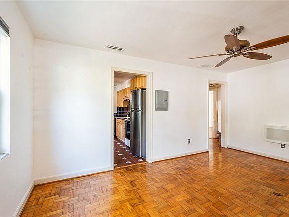 5th image of 221 NW 33rd Ave