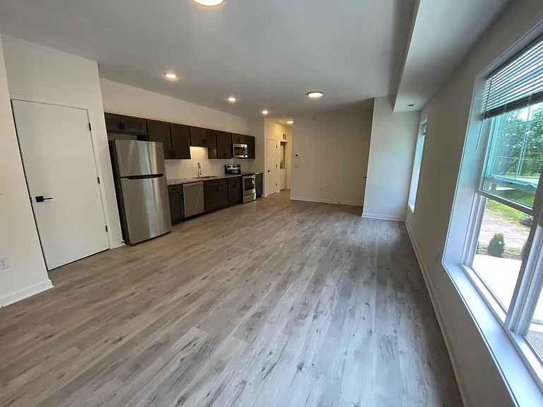 2212 W Stewart Ave #6 — Photo 3