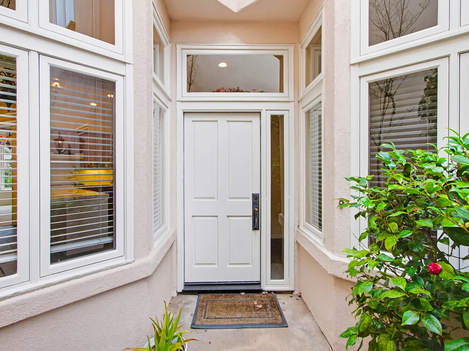 3 bed, 2.5 bath, 2706 sqft, $6,000 — Photo 2