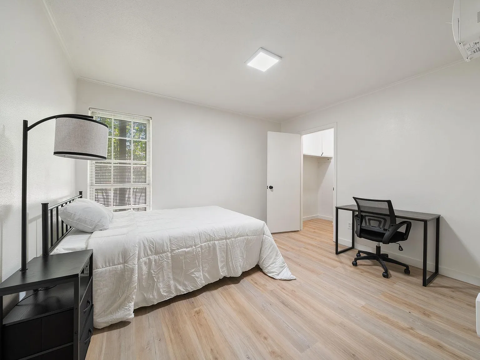 4 bed, 2.0 bath, 2769 sqft, $936 — Photo 1