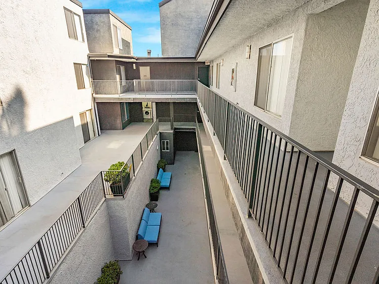 Oxnard Terrace — Photo 15