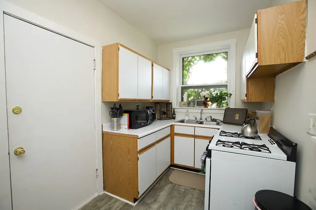 728 W Roscoe St — Photo 2