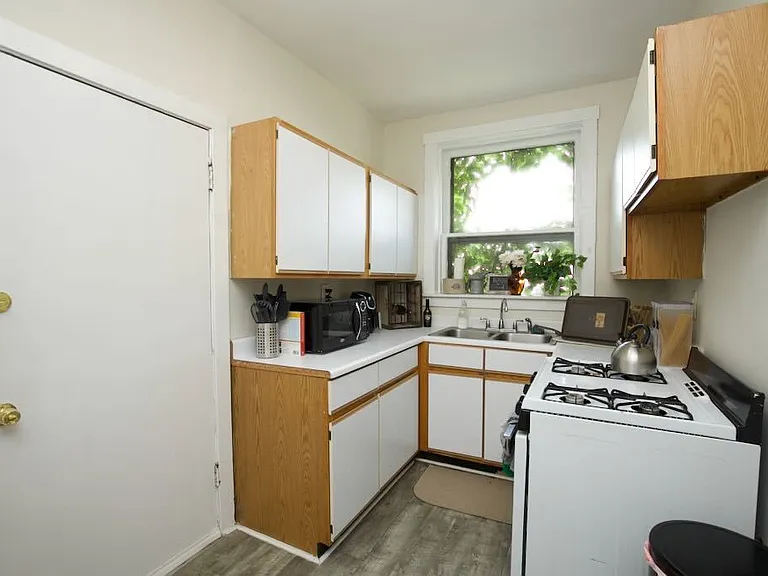 728 W Roscoe St #2 — Photo 2