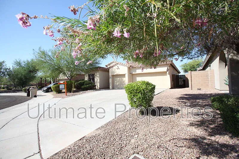 3 bed, 2.0 bath, 1942 sqft, $2,195 — Photo 2