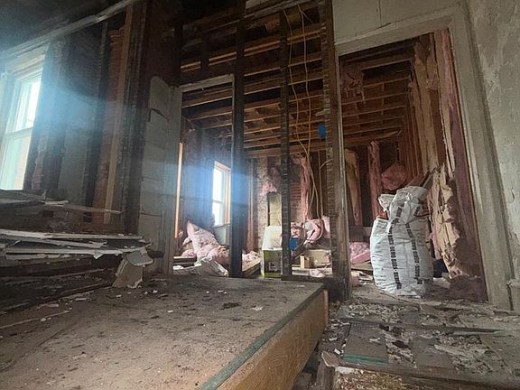 2nd image of 719 E 7th St