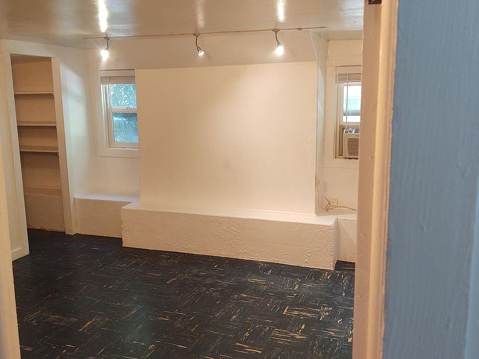 Main bedroom with walk-in closet