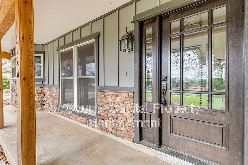 3 bed, 2.0 bath, 1838 sqft, $2,095 — Photo 2