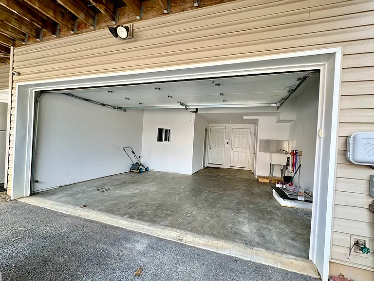 195 Moul Ave - Large Garage with W&D Hookups and Utility Sink