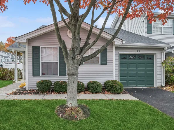 34 Biltmore Circle #34, Huntington Station, NY 11746