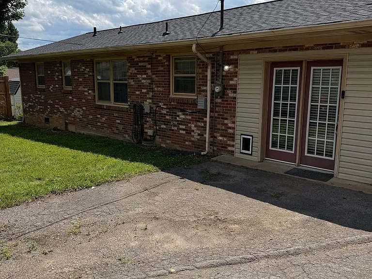 202 Pleasant Hill Dr — Photo 2