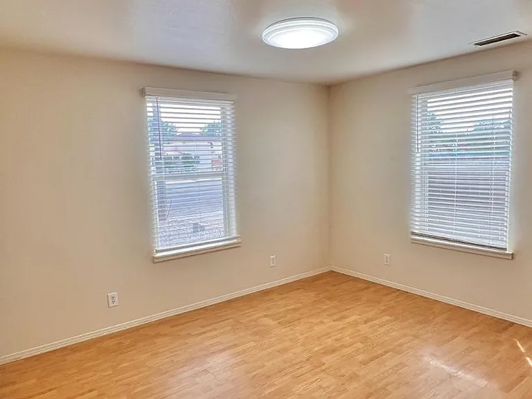 615 Candelaria Rd NW — Photo 8