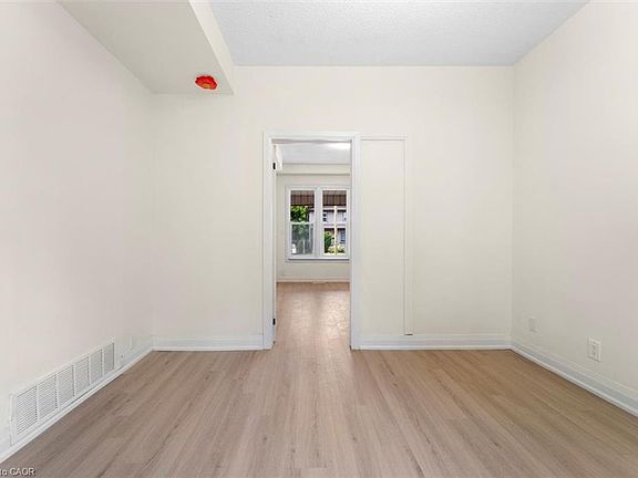 5th image of 254 Bruce St