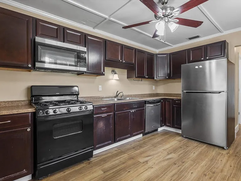 2352 Yorkshire Dr — Photo 37